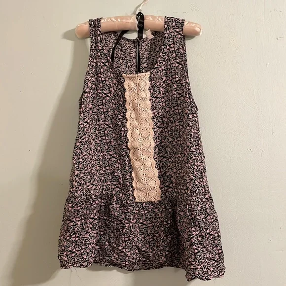 Black floral sleeveless blouse - Picture 1 of 4